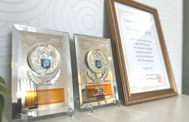 賞状が並んでいる様子